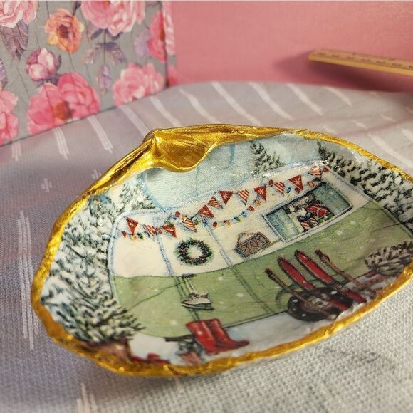 DECOUPAGE CLAM SHELL DECOUPAGE CHRISTMAS TRAILER ON A CLAM SHELL TRINKET DISH - Picture 5 of 10